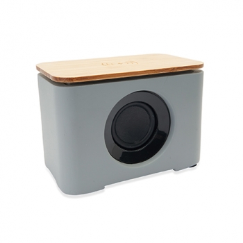 Heldens Bluetooth-Lautsprecher mit rechteckigem Gehäuse aus Zement und Oberfläche aus Bambus